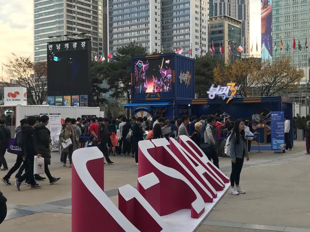 2018韓國釜山G-STAR遊戲展上，米哈游展台前排隊的玩家